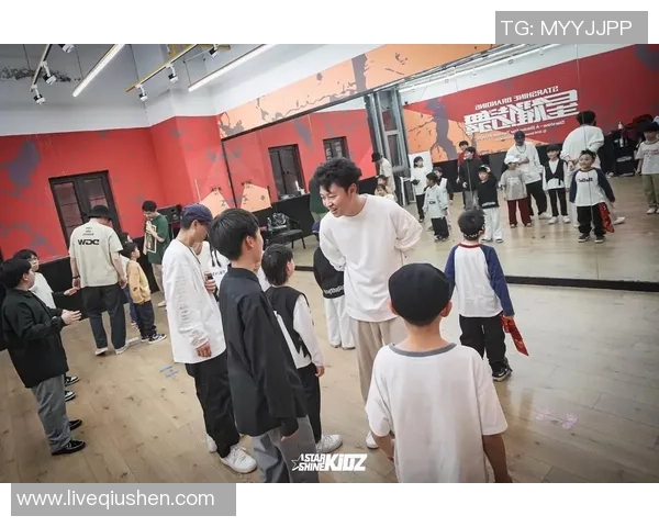 南京街舞队灵活性揭秘:街舞巨献带你领略舞动的魅力与激情 南京街舞队灵活性揭秘:街舞巨献带你领略舞动的魅力与激情